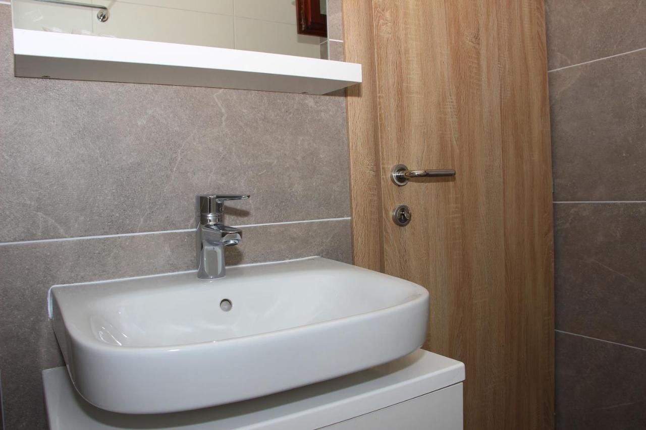 Apartments Jezera Lovisca Ngoại thất bức ảnh