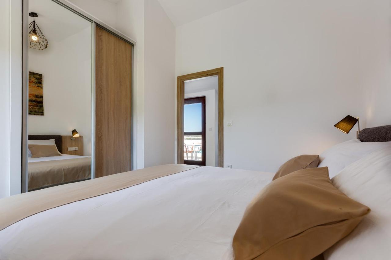 Apartments Jezera Lovisca Ngoại thất bức ảnh